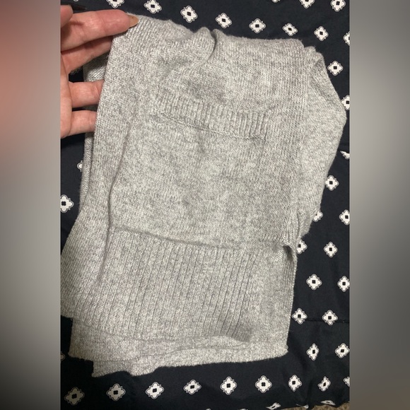 💰2/$10 Kids Grey Old Navy Cardigan- size m/8 - Picture 3 of 10